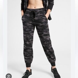 Athleta Triumph Black Lux Camo joggers 1X excellent condition